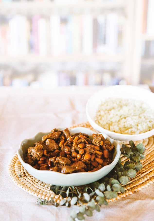 Preparação Num tacho coloque um fio de azeite, o matcha e o arroz. Salteie um pouco e cubra com a água. Tempere com sal e deixe levantar fervura. Tape e reduza o lume.