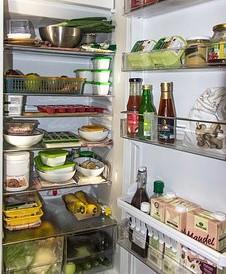 Na zona superior Como é que se organiza o frigorífico? Vamos ter em consideração vários aspetos Colocam-se os pratos e receitas que já estão preparados.