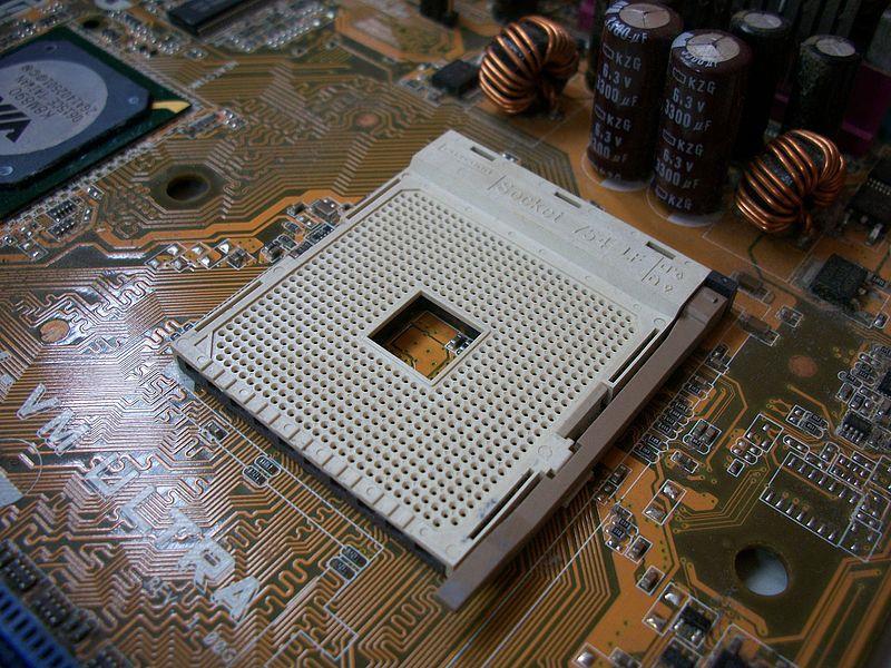 Soquete 754 O Soquete 754 é um soquete da AMD, que foi o primeiro soquete a suportar o HyperTransport e instruções 64 bits lançado pela AMD devido ao sucesso do seu antecessor o Soquete A (462).