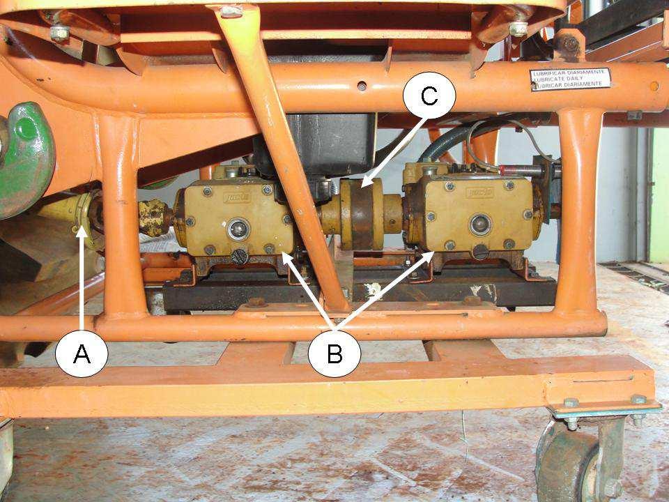 substituída por um conjunto de duas bombas, interligadas por uma união rotativa, acoplada aos eixos de acionamento das mesmas.