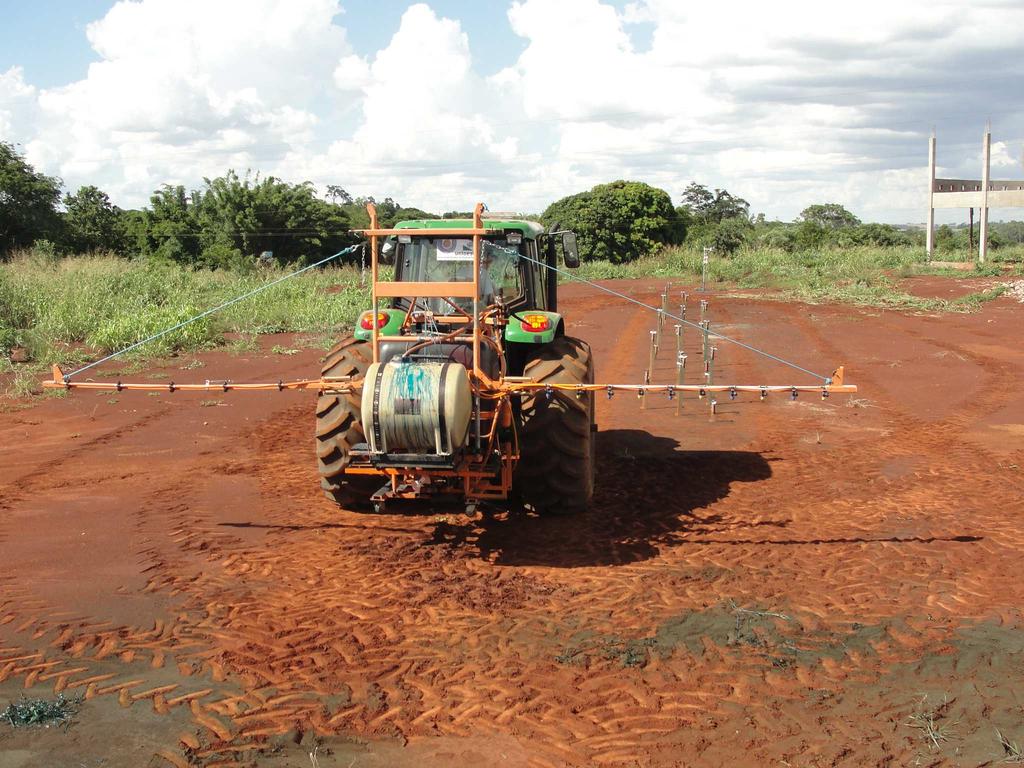 25 Figura 7. Vista geral da área do ensaio de campo e localização dos coletores em relação à passagem do trator e pulverizador.