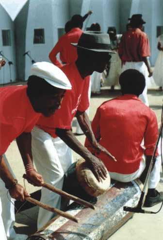grupos que realizam, entre outros batuques, o Candombe (MG), o Jongo (SP, RJ, ES), o Coco de Zambê (PE) e o Tambor de Crioula (MA). Batuqueiros de Batuque de Umbigada (SP).
