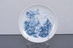 Peça exclusiva ano 1985. Dim: 25,5 cm. 156 PRATO DE NATAL DA VISTA ALEGRE Em porcelana moldada (1947-1968), decoração a azul.