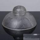 399 RENÉ LALIQUE (1860-1945) TINTEIRO "CERNAY" Em vidro moldado e relevado a fosco, de forma redonda decoração com frutos e folhagem, assinado R. Lalique, cerca de 1924. Sinais de uso. Dim: 8x15,5 cm.