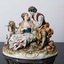 414 GRUPO ESCULTÓRICO Escultura em porcelana espanhola, decoração policroma com cena romântica. Marcada. Ligeiros defeitos.