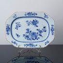 432 TRAVESSA OITAVADA "CANTÃO" Em porcelana da China Companhia das Índias, Séc. XIX, decoração azul e branca com paisagem fluvial e pagodes.