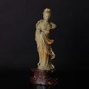 Dim: 12 cm. Base de licitação: 150 580 CAVALO Escultura em pedra sabão. China, Séc. XX (meados). Dim: 16,5 cm.