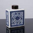 Base de licitação: 70 598 FRASCO DE CHÁ Em porcelana da China, decoração azul e branca com motivos florais, tampa