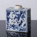 Base de licitação: 180 599 FRASCO DE CHÁ Em porcelana da China, decoração azul e branca com animais e
