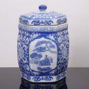 604 CACHEPOT Em porcelana China, decoração azul e branca com divindades e figuras. Sinais de uso e estrelas no interior. Dim: 20x37 cm.