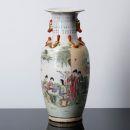 625 JARRA Em porcelana da China, decoração policroma com motivos florais e pássaros, reservas com figuras em cena da corte. Marcada. Sinais de uso. Dim: 61,5 cm.