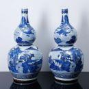 646 PAR DE CABAÇAS Em porcelana da China, decoração azul e branca com paisagem fluvial e casario.
