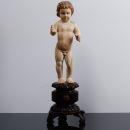 Total: 46 cm. Base de licitação: 3 500 656 SANTA LUZIA Escultura em marfim com policromia, Europa anos 50/60. Base em madeira. Pequenos defeitos, fissuras.
