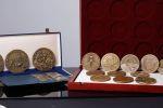 675 DIVERSAS MEDALHAS COMEMORATIVAS Em bronze relevado, com aproximadamente trinta e cinco medalhas sobre diferentes temas