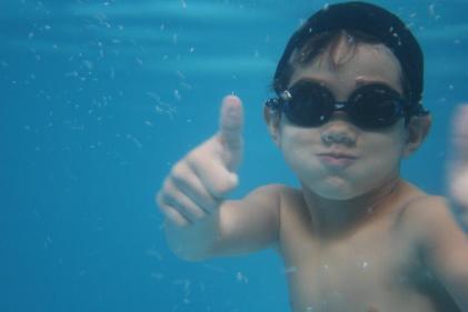 água Tocar uma das mão no fundo da piscina