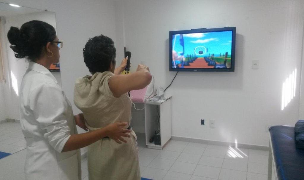 40 A Figura 17 mostra o paciente durante a execução do jogo executando os movimentos propostos no protocolo.