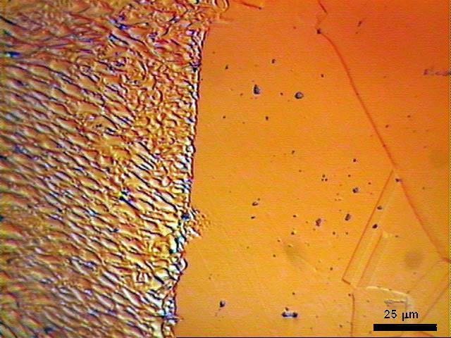 )LJXUD Microscopia ótica na zona de transição entre o cordão de solda e o metal base. Ataque em solução aquosa de ácido oxálico.
