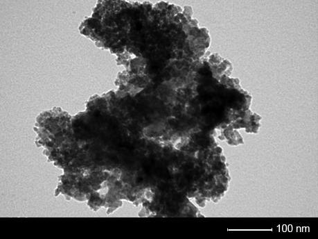 Figura 2: Micrografia (MET) de uma amostra do pó produzido. As Fig. 3 (a-b), mostram micrografias (MEV) das espumas obtidas (queimadas a 1600 C por 120 min). A Fig.