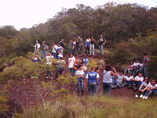 estrada de chão. O trajeto até o local da trilha inclui uma caminhada de 500 metros.