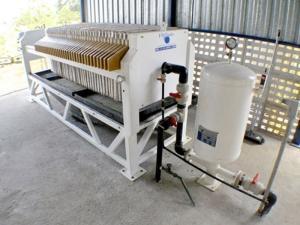 Etapas do tratamento de efluentes Filtros prensa É um equipamento mecânico para desidratação do lodo proveniente do condicionamento químico,