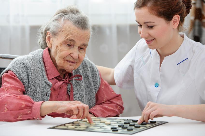 4 - Contratar um cuidador de idosos: Como especificado no item anterior, determinados casos requerem muito mais atenção e tão somente visitar pode não ser suficiente.