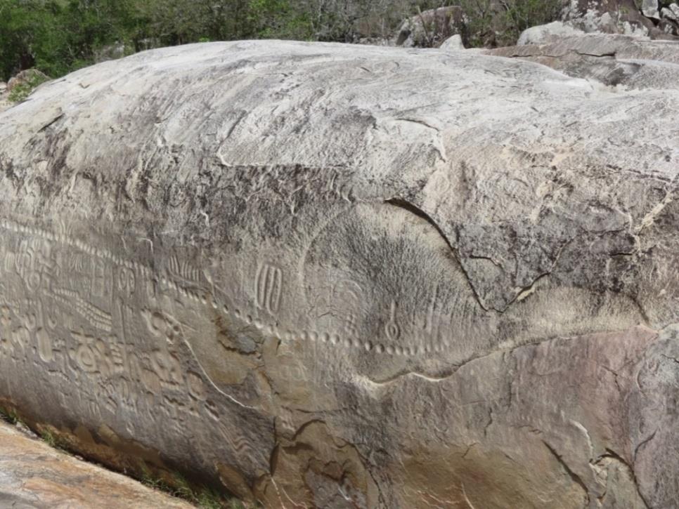 173 A hidratação faz com que o mineral aumente de volume pela incorporação de moléculas de água. Este aumento de tamanho gera tensões no mineral que levam a fissuras.