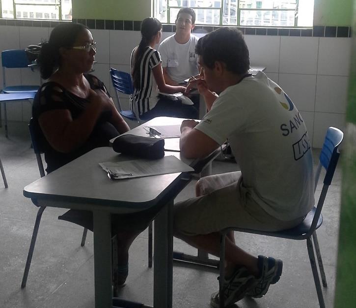 A partir disso, a dupla discutia em local um pouco distante do paciente, qual ou quais as áreas que ele necessitaria passar em ordem de prioridade.