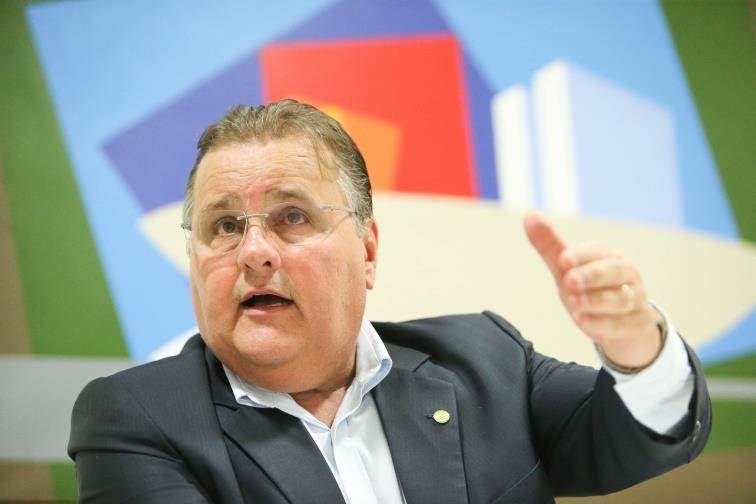 Ex-ministro Geddel Vieira Lima é preso pela PF Agentes da Polícia Federal (PF) prenderam nesta segunda-feira (3), na Bahia, o ex-ministro da Secretaria de Governo, Geddel Vieira Lima (foto).