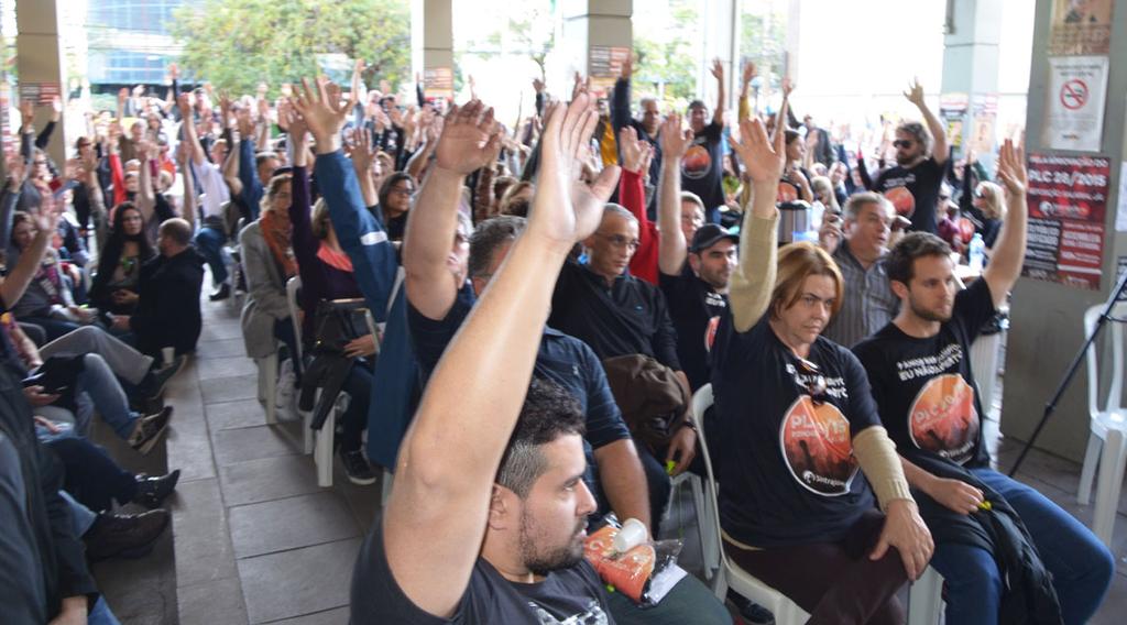 * Com informações e fotos do CPERS Sindicato, da UGEIRM e do site jornalístico Jornalismo B. Foto dos representantes do Sindppd/RS tirada por Carlos Osório.