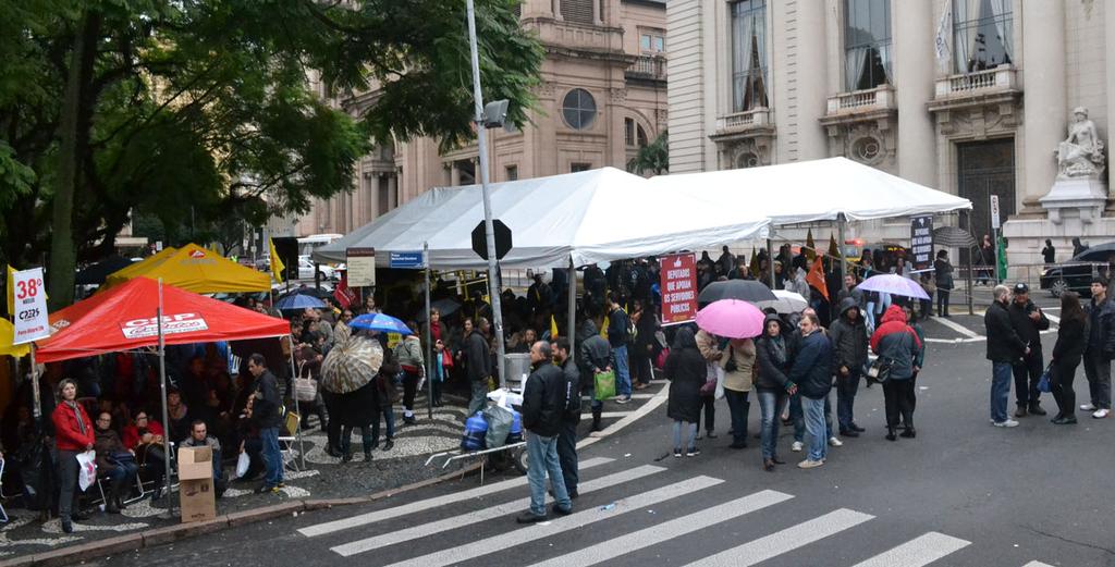 A grande maioria dos servidores ficou do lado de fora da Assembleia, debaixo da forte chuva que caía.