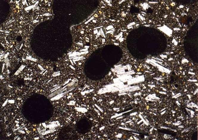 Figura 2.29: Textura vesicular em basalto, formada por cavidades subesféricas de gás.