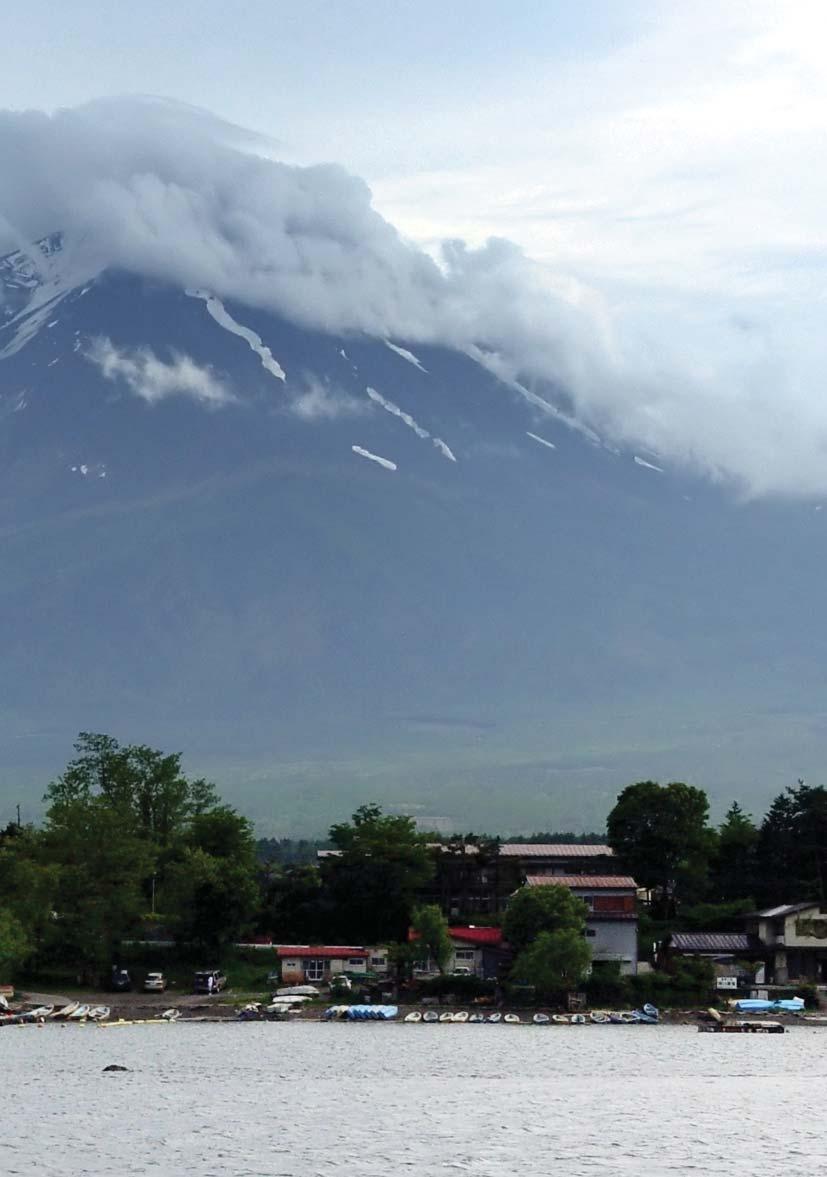 Almoço em restaurante local, seguido de um mini-cruzeiro pelo Lago Ashi, famoso pelas suas fontes termais e pela sua vista do Monte Fuji, e de uma subida em teleférico ao Monte Komagatake.