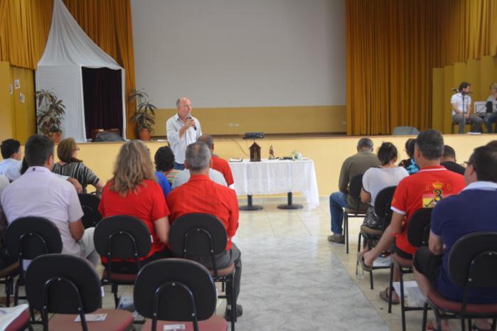 O retiro aconteceu na Escola Social Sagrado Coração de Jesus em Piraquara e houve a participação de 28 casais em segunda união e 7 casais pilotos que irão acompanhar os casais em 2ª união com