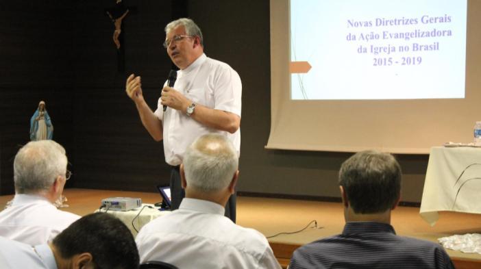 O Bispo de Paranavaí e Vice Presidente do Regional, dom Geremias Steinmetz, ao longo da assembleia: a)- Refletiu sobre os principais pontos das Diretrizes Gerais para a Ação Evangelizadora da Igreja