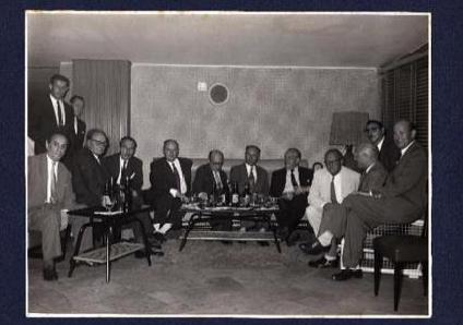 Patrícia Pereira Fernandes e Alessandra Castelo Branco Bedolini 22 Figura 2 - Foto da reunião de Mies van der Rohe no hotel Jaraguá, em 1957. Fonte: Macedo (2014).