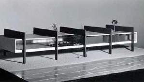 elaboradas para os dois projetos, conforme Figuras 8 e 9: Figura 8 - Mies van der Rohe junto à maquete do Crown