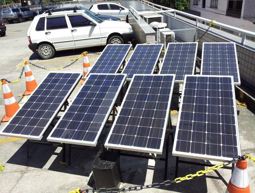 Figura 1 Instalação dos geradores fotovoltaicos sobre suportes metálicos.