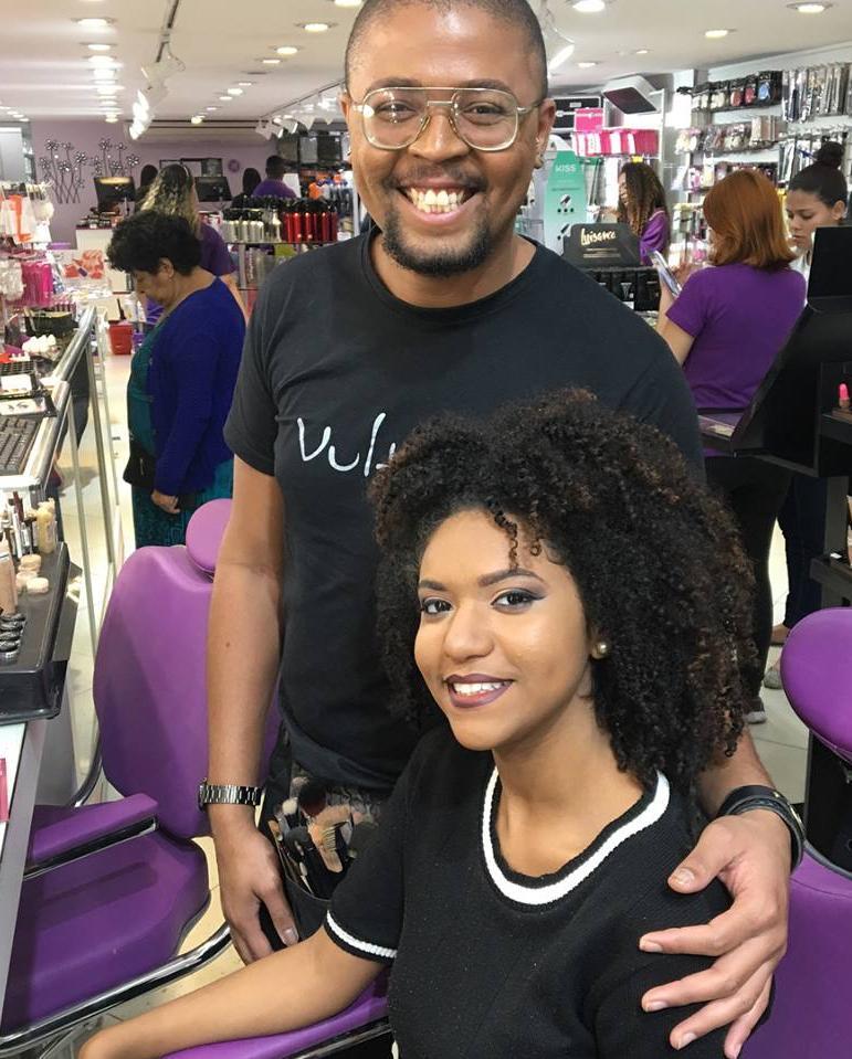 Ganhou uma Make, no dia da festa, da nossa parceira @vult_cosmetica e Penteado para ela e a mãe no