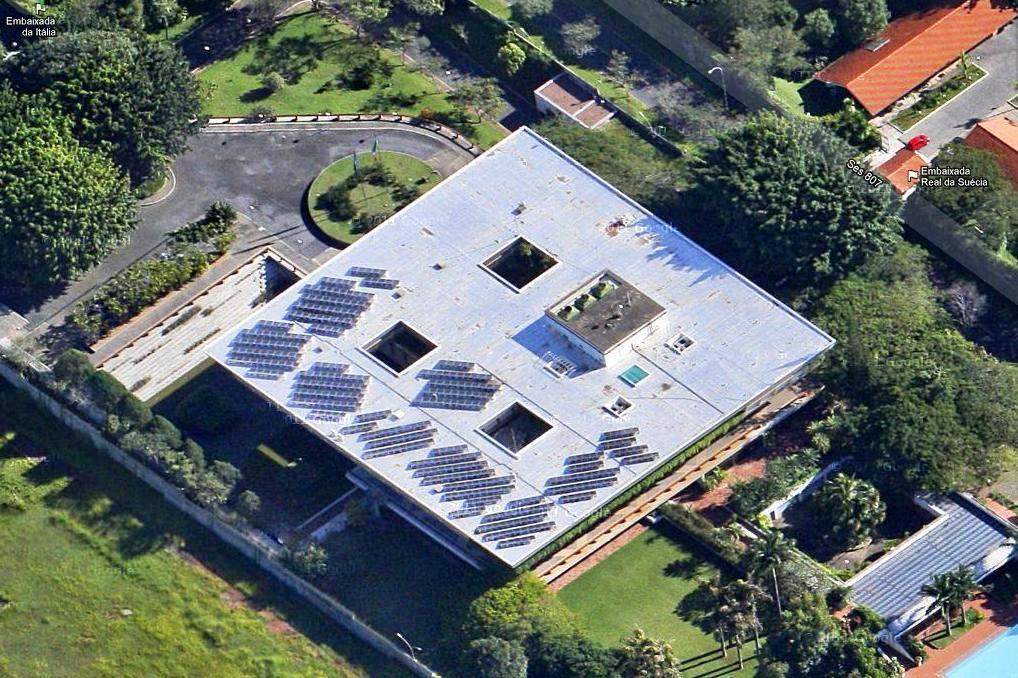 Energia A planta fotovoltaica foi projetada e realizada graças a colaboração da empresa italiana Enel Green Power e ao apoio das autoridades brasileiras competentes em matéria: a Companhia Energética