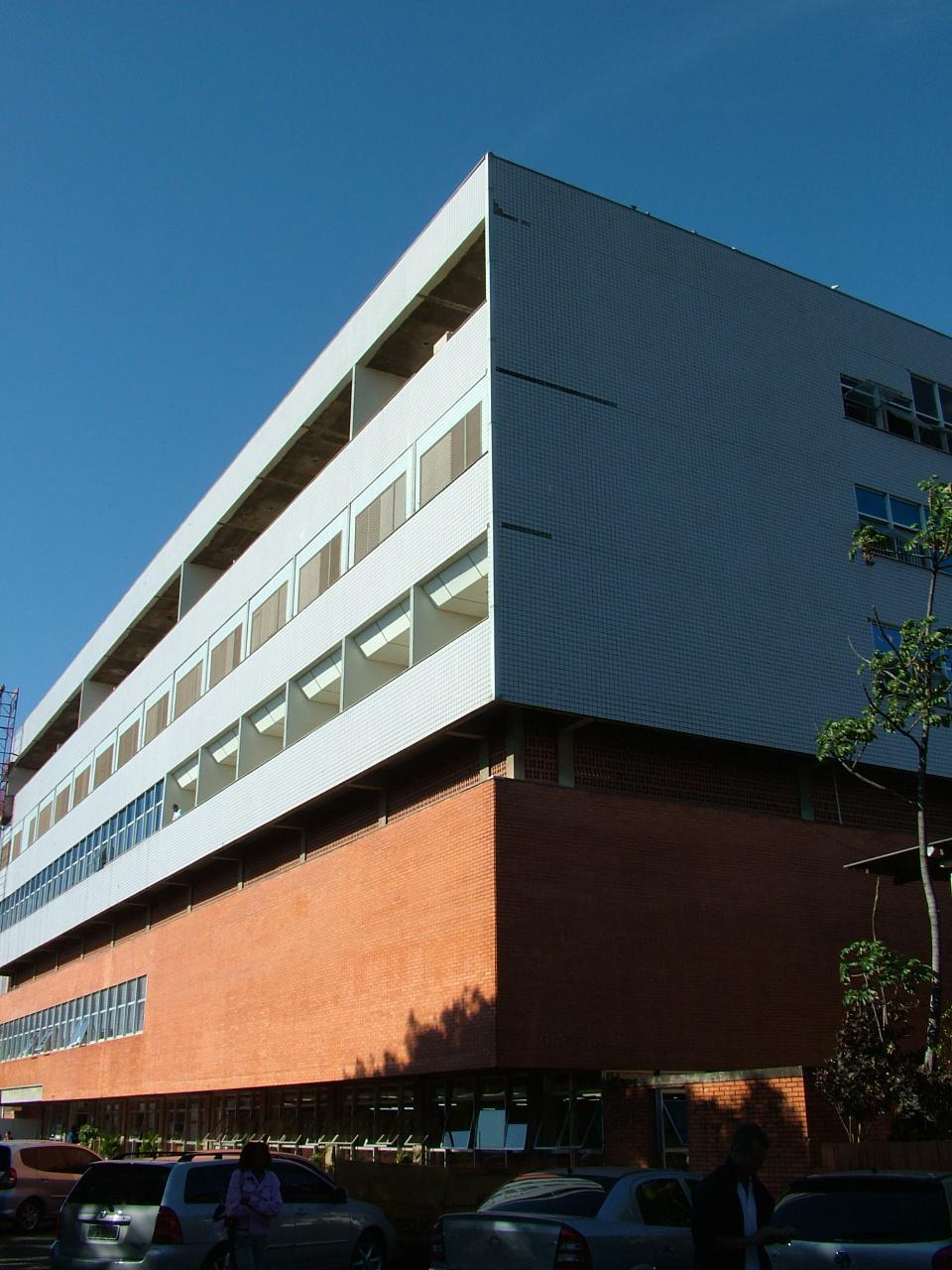 Hospital de Clínicas (HCU-UFU) O Hospital de Clínicas da Universidade Federal de Uberlândia (HCU-UFU) possui 510 leitos e mais de 50 mil m2 de área construída.