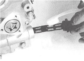 1.7 Para desligar o motor: Primeiramente, ajuste a alavanca de aceleração para a posição de baixa rotação (fig 12) antes de desligar o motor, então deixe o motor em funcionamento