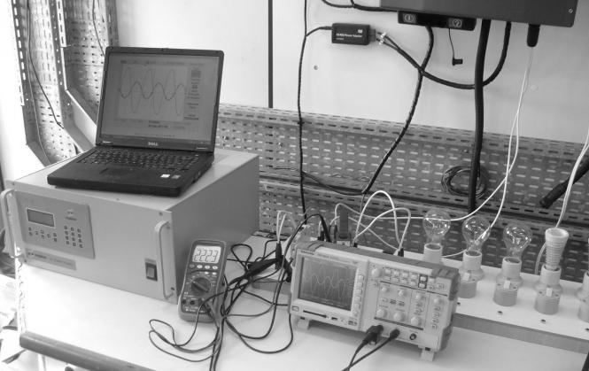 A Figura 8 mostra parte dos equipamentos utilizados nos ensaios realizados no LABSOLAR (Fonte SUPPLIER; osciloscópio TEKTRONIX; multímetro MINIPA; bancada de cargas e sistema fotovoltaico composto de