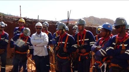 azul no capacete, e os operacionais com braçadeiras azul; IV Para acesso em sala elétrica ainda é necessário o selo de autorização no capacete; V Todas as salas elétricas possuem um vigia com