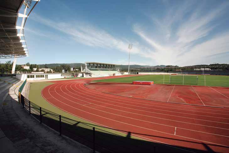 Dotado de bancadas com capacidade para 6500 espectadores, totalmente cobertas, o Estádio dispõe de um relvado natural com as