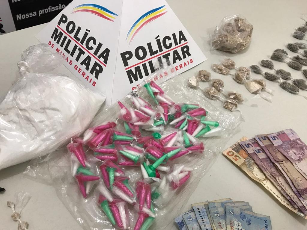 Acusados de tráfico presos no Nova Era são Dois jovens acusados de tráfico de drogas acabaram presos pela Polícia Militar após denúncias anônimas da população do bairro Nova Era.