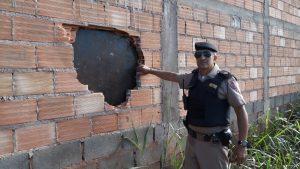 O morador não estava em casa no momento em que os ladrões invadiram o local. Segundo o gesseiro Otávio Pereira a casa foi revirada.