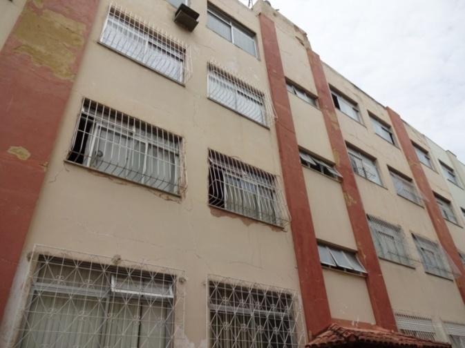 116 Oéssudoeste Nornoroeste Parte desta fachada é uma empena (parede dos quartos) e na outra parte estão as janelas das cozinhas dos apartamentos com esquadria de ferro.