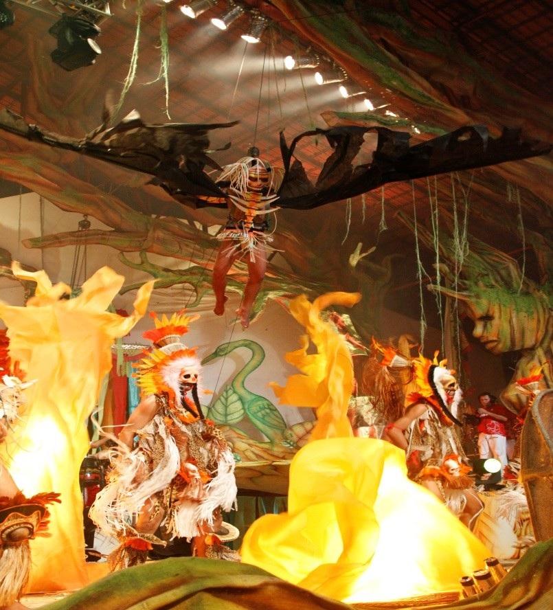 Ritual Marupiara Fotografia 5 - Grupo de dançarinos da Companhia de Dança Garantido Show. Místico reino sagrado/palco de guerras colossais/mundurukania Fonte: Sicsú (2013).