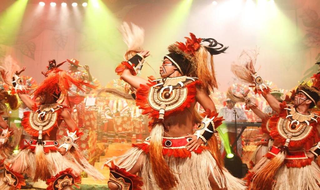 Gritos, fotos e aplausos, os dançarinos não sorriram e atuaram em um cenário produzido para esse fim, exibindo a coreografia completa, assim tal como foram treinadas nos ensaios, no entanto, naquele