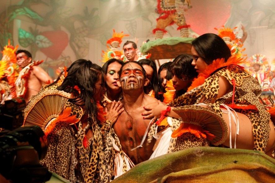 Fotografia 5 - Adriano Paketá e o grupo de dançarinas interpretando as sete virgens Fonte: Sicsú (2013). Nota: Acervo Associação Folclórica Boi Bumbá Garantido.